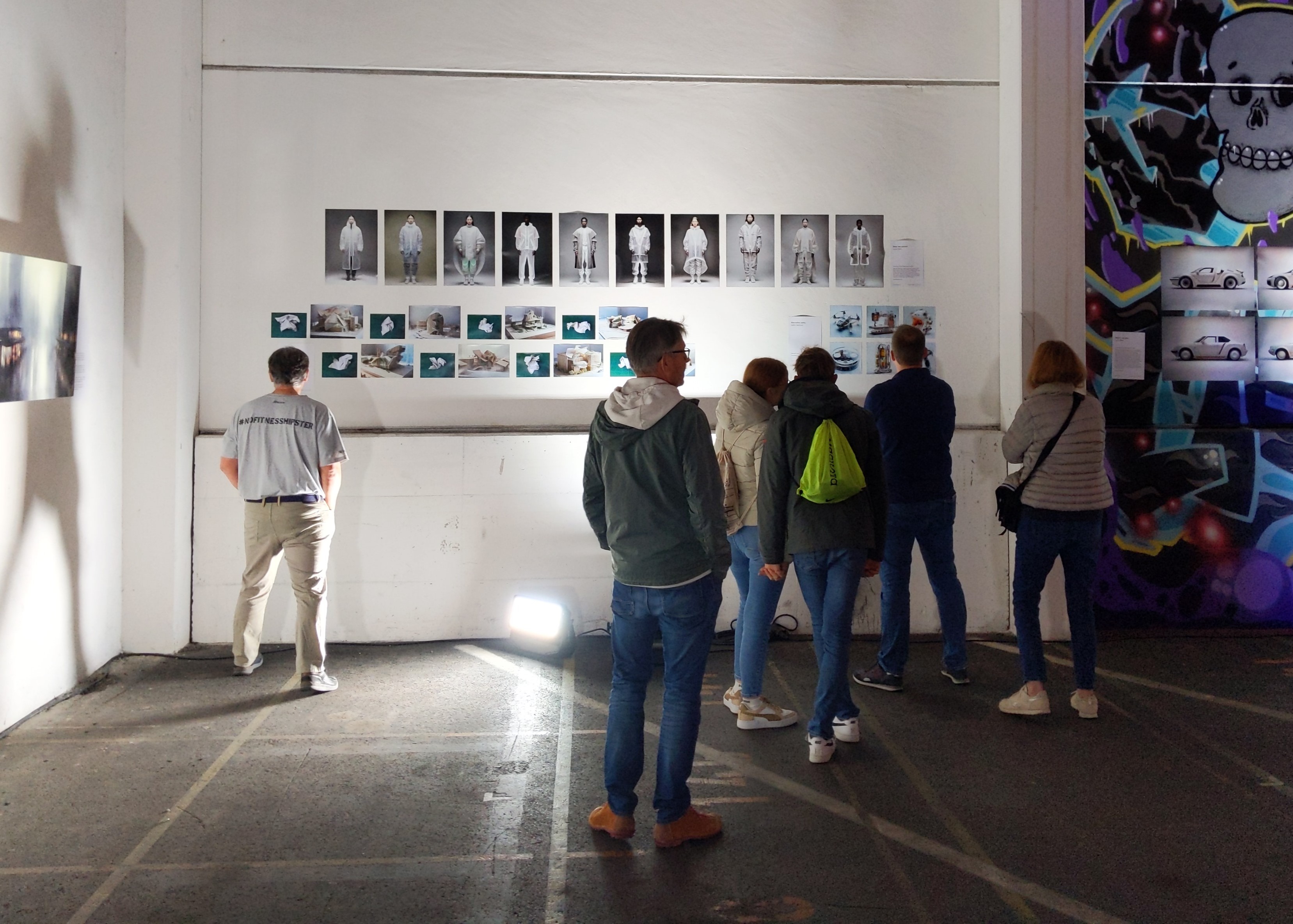 [Foto der Gruppenausstellung „Durch die Augen einer Maschine“ im INNOPORT Reutlingen]